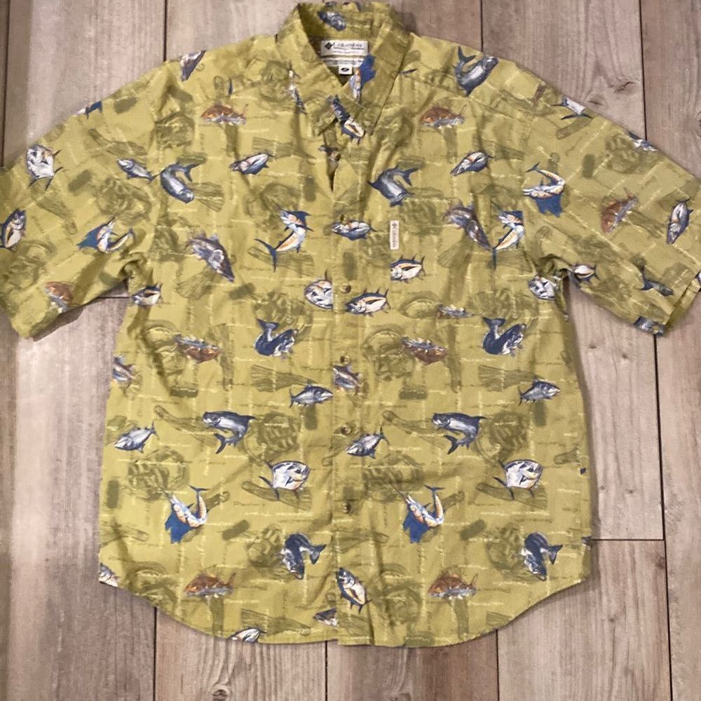 Medium Columbia Short Sleeve Green Button Up